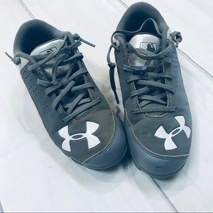 Under Armour cleats gray boys 4